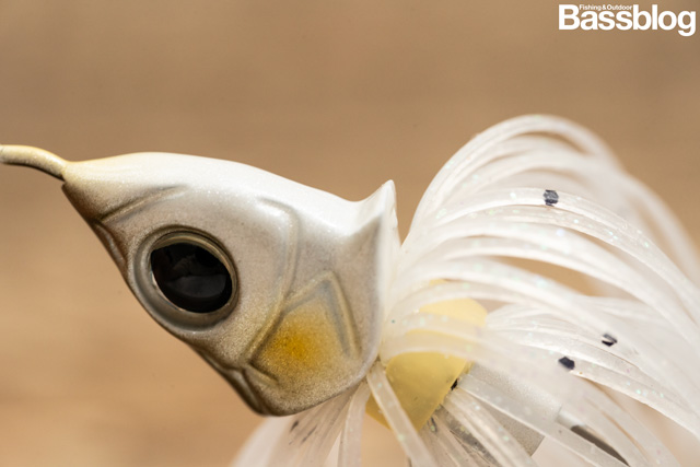 グライドヘッドスピナーベイトのヘッド下部にある「カエシ」が縦揺れを生む