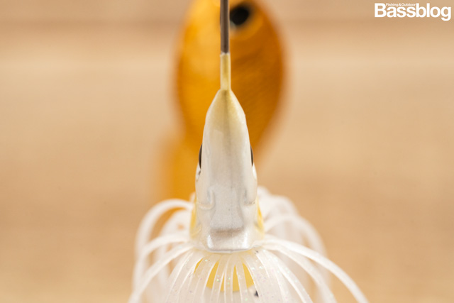 かなりスリムな形状のグライドヘッドスピナーベイトのヘッド