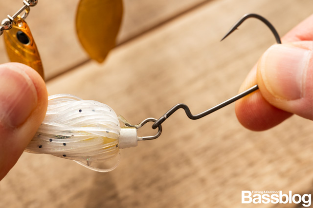 グライドヘッドスピナーベイトのフックを装着。セットが完了したところ。