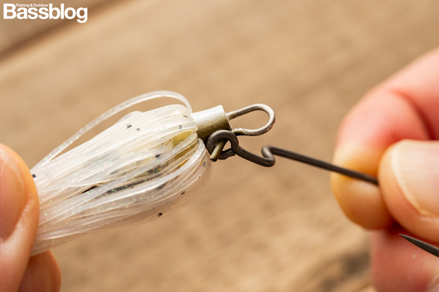 グライドヘッドスピナーベイトのフックを装着。クリップにフックを押し込む。