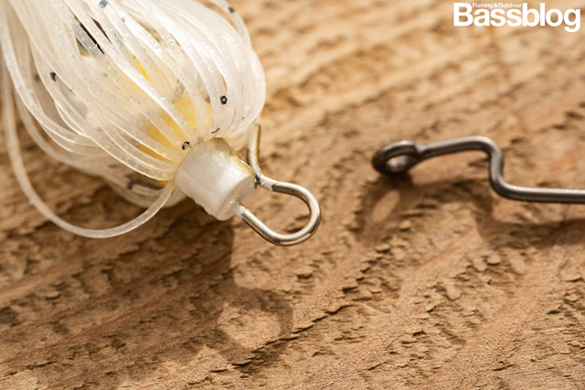 グライドヘッドスピナーベイトのクリップ部分。簡単にフックを交換できる