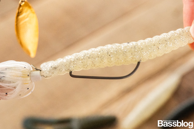 デスアダーはワームを横刺しにする