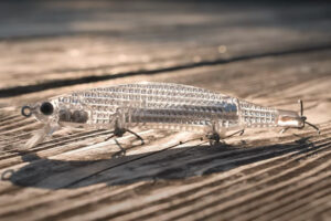 ダイワ「Dジャークベイト」の特徴と使い方を解説。ベイトフィッシュの明滅を再現したレーザーインパクト搭載